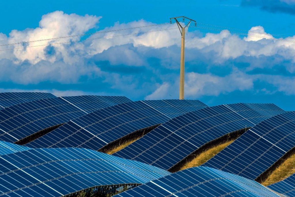 رشد روزافزون نیاز به انرژی الکتریکی، محدودیت منابع فسیلی، و ضرورت حفاظت از محیط‌زیست و کاهش گازهای گلخانه‌ای به منظور تحقق توسعه پایدار، موجب افزایش توجه کشورها به استفاده از انرژی‌های تجدیدپذیر در کنار بهبود بهره‌وری انرژی شده است.