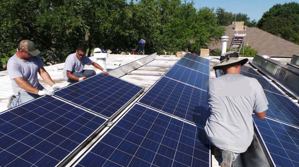 با وضعیت انرژی در ایران، داشتن یک منبع انرژی جایگزین ضروری است. پیش از این، موتور برق گزینه رایج بود، اما امروزه پنل خورشیدی به دلیل مزایای زیر جایگزین شده است